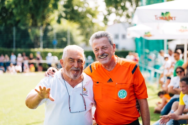 Trainer der Spitzenköche Ricci mit Schiedsrichter Hans Wolf